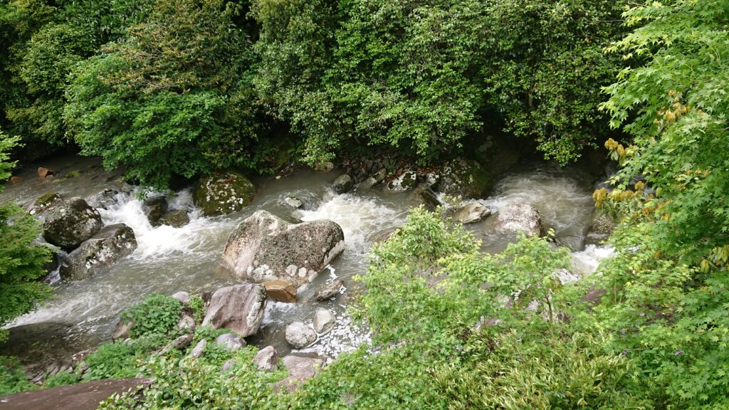 しいばの湯付近の川辺